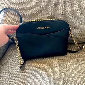 Micheal Kors crossbody💕
